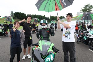 サーキットで記念撮影をするライダーたち