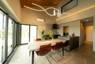 高天井とLED照明が印象的なモダンなリビングダイニングキッチン