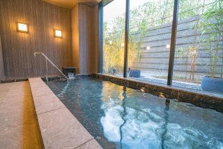 窓から庭園が見える開放的な内風呂の様子。