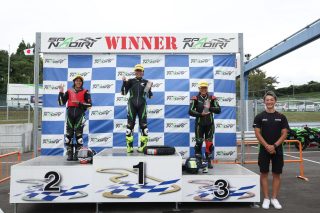 バイクレースの表彰式