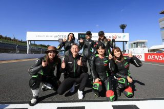 モビリティリゾートモテギでポーズをとるライダーたち