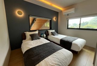 落ち着いた色調でまとめられたモダンなツインベッドルーム