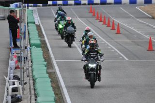 サーキットで練習走行するライダーたち