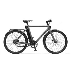 白い背景に、ミニマルなデザインのグレーの電動自転車が写っています。フレームにバッテリーが内蔵されており、都会的なライフスタイルに合うスタイリッシュなモデルです。