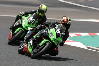 サーキットを疾走するカワサキ ニンジャ