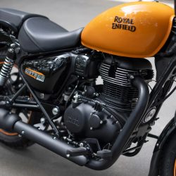 黄色い燃料タンクのロイヤルエンフィールド メテオ350の側面