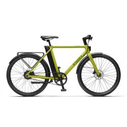 白い背景にライムグリーンのモダンなデザインの電動自転車が写っています。後部には荷台があり、ディスクブレーキも確認できます。