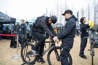 ロードバイクに乗る男性