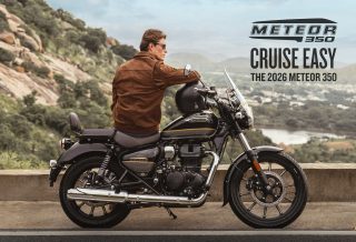 ロイヤルエンフィールド メテオ350に乗るライダーと山々の風景