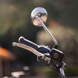 オートバイのハンドル部分のクローズアップ