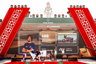 ダカールラリーのイベントステージで紹介される藤原慎也選手とホンダCRF450ラリーバイク