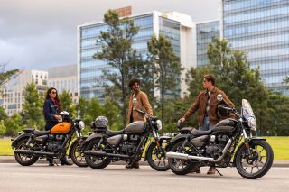 ロイヤルエンフィールド メテオ350に寄り添う人々