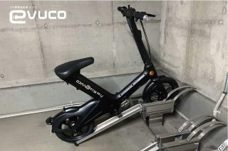 自転車ラックに停められた黒いコンパクトな電動自転車「Free Mille eVUCO」