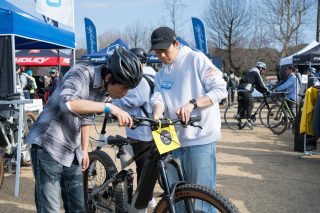 マウンテンバイクを見る人々