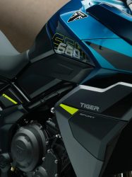 青とグレーのTriumph Tiger Sport 660のクローズアップ