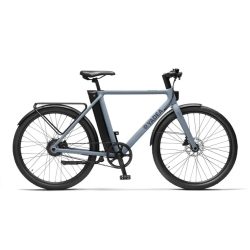 白い背景に、ライトグレーのスタイリッシュな電動自転車が写っています。シンプルでモダンなデザインで、通勤や街乗りに適しており、リアキャリアやフェンダー、ディスクブレーキが装備されています。