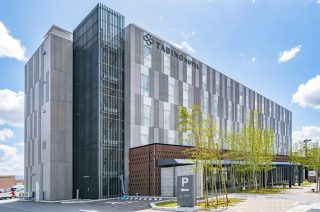 晴れた日に撮影された、モダンなデザインの「TABINO HOTEL」の外観です。