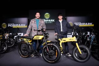 新製品を紹介する二人