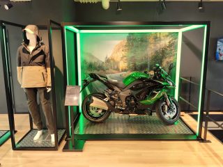 ケージに展示されたNinja 1000SX SE