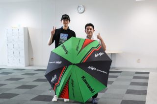 Ninja ZX-25Rのロゴ入り傘を持つ男性たち