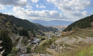 山々に囲まれたのどかな日本の集落の風景