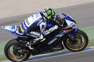 レーシングバイクに乗るライダー