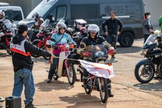 バイクイベントで説明を受けるライダーたち