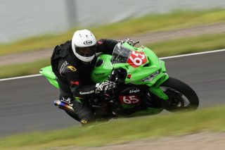 Kawasaki Ninjaがサーキットをコーナリングする様子