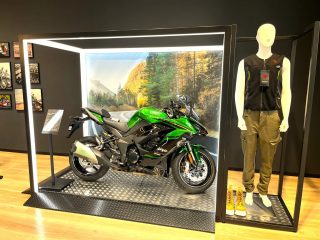 展示されるNinja 1000SX