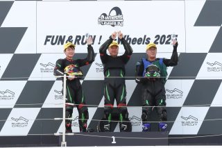 鈴鹿サーキットでの表彰式でトロフィーを掲げるライダーたち