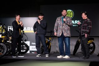 登壇者とE-BIKE