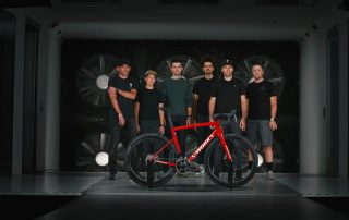 S-Works Tarmac SL8の性能を検証する様子