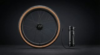 自転車のホイールと携帯用空気入れ