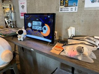 カフェのような空間のテーブルに、宇宙をテーマにしたディスプレイ