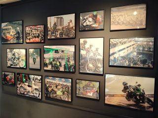 カワサキの歴史を伝えるヘリテージウォール