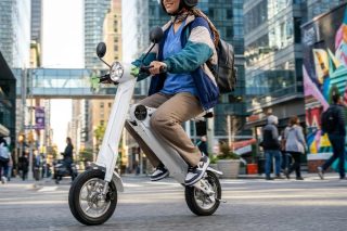 人物が乗るスマートEV