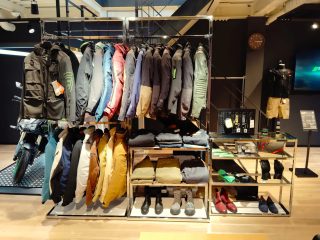アイランドディスプレイに並ぶアパレル