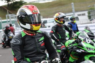 サーキットで待機する複数のライダー