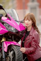 女性とピンクのバイク、レザージャケット