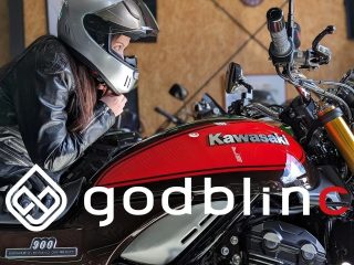 女性が赤いKawasakiバイクにまたがる様子