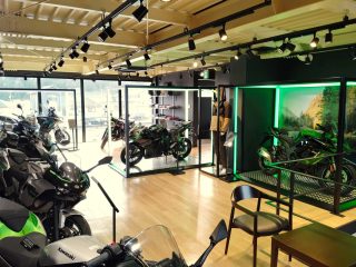 明るく清潔感のある店内