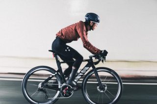 ロードバイクで走行するサイクリスト