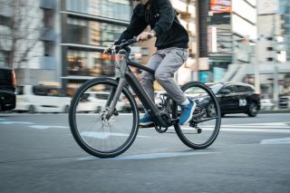 街中を自転車で走行する人