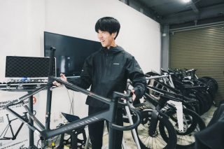 ロードバイクを持つ近江選手
