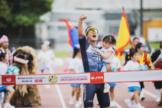 宮古島大会で優勝し子供を抱きかかえる古谷純平選手