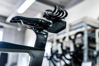 自転車のサドル下に取り付けられたボトルケージ