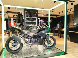 光のケージに展示されたNinja 400