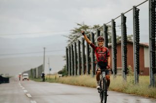 勝利を喜ぶサイクリスト