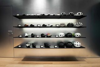 ヘルメットとシューズの展示