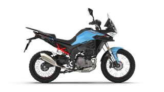 水色と黒を基調としたアドベンチャーバイク